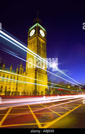 Crepuscolo sentieri del traffico passato Big Ben nella città di Londra Inghilterra REGNO UNITO Questa fotografia è stata presa xx settembre 2006 utilizzando una lunga esposizione Foto Stock