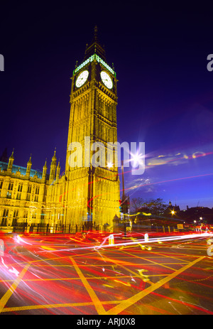 Crepuscolo sentieri del traffico passato Big Ben nella città di Londra Inghilterra REGNO UNITO Questa fotografia è stata presa xx settembre 2006 utilizzando una lunga esposizione Foto Stock