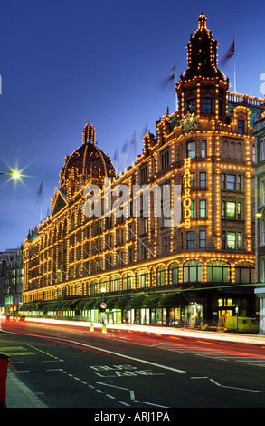 I famosi magazzini Harrods accesa fino al crepuscolo in Knightsbridge di Londra City Inghilterra REGNO UNITO Foto Stock