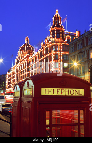 I famosi magazzini Harrods al crepuscolo in Knightsbridge di Londra City Inghilterra REGNO UNITO Foto Stock