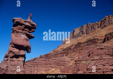 Arrampicatori presso Fisher torri nei pressi di Moab Utah Foto Stock