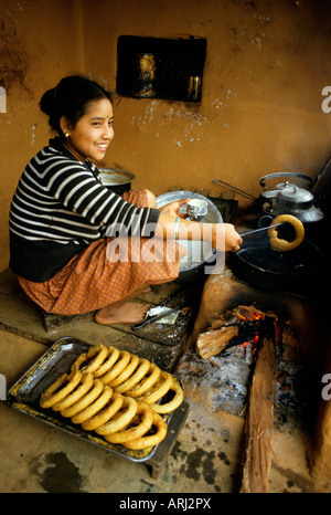 Donna nepalese che fa ciambelle a Pokhara, Nepal Foto Stock