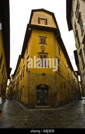 Una piccola e tranquilla piazza nel cuore di Firenze, Toscana, dove le strade si incontrano con i turisti e un auto convergenti. Foto Stock