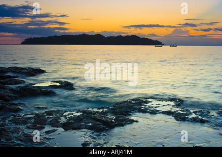 Il sole che tramonta dietro Isla Santa Catalina fotografata da Santa Catalina Panama Foto Stock