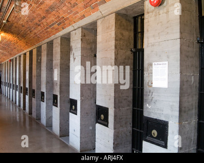 Una fila di celle convertite in camere dormitorio all'interno della Hostelling International prigione ostello a Ottawa, Ontario Canada Foto Stock
