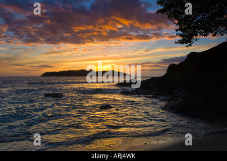 Il sole che tramonta dietro Isla Santa Catalina fotografata da Santa Catalina Panama Foto Stock