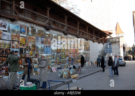 Gli artisti lavorano sulle vecchie mura della città vicino alla Porta di Florian Cracovia Foto Stock