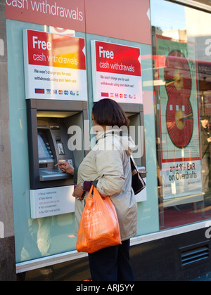 Città lavoratore presso un bancomat West End di Londra Inghilterra REGNO UNITO Foto Stock