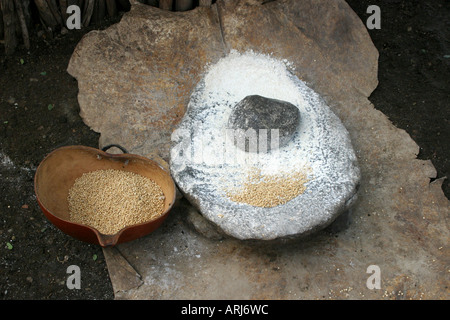 Smerigliare la pietra per il sorgo e il mais, Sudan Foto Stock