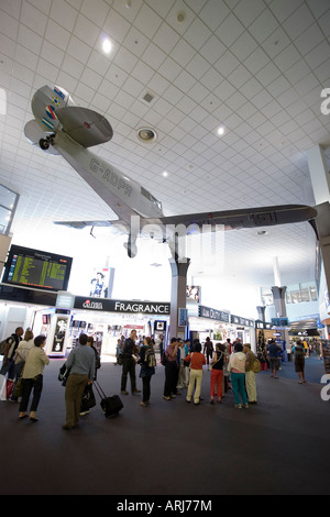 Auckland Airport International Terminal di partenza con Jean correntini Percival Gull sospesi dal soffitto. In franchigia di dazio negozi. Foto Stock