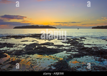 Il sole che tramonta dietro Isla Santa Catalina fotografata da Santa Catalina Panama Foto Stock