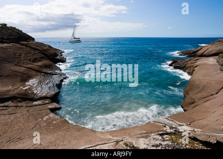 Tenerife Bahia del Duque Costa Adeje vela vista da erose rocce laviche Foto Stock