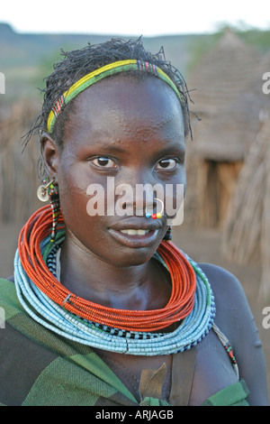 Giovane donna Toposa con collane di perle, Sudan Foto Stock