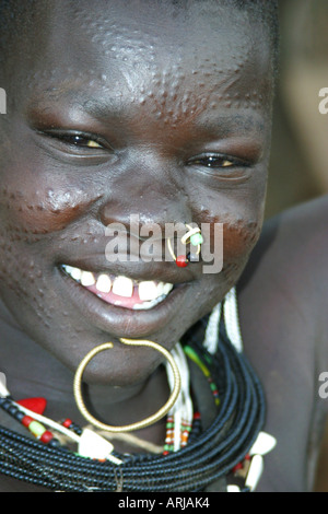 Giovane donna Toposa con decorazione cicatrici, ritratto, Sudan Foto Stock