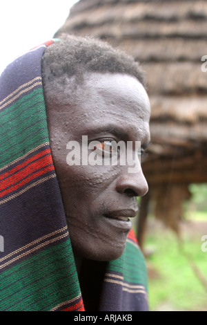 Toposa uomo con sciarpa come protezione contro la pioggia, ritratto, Sudan Foto Stock