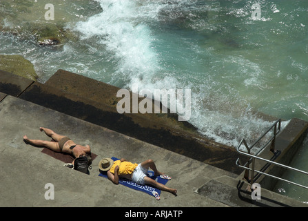 Due bagnanti rilassanti vicino a Bondi Beach, Sydney, nuovo Galles del Sud, Australia Foto Stock