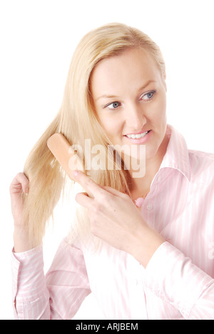 Studio foto del giovane biondo pettinare i capelli Foto Stock