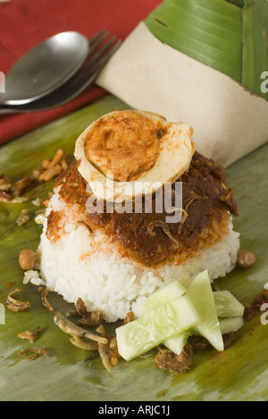 Il popolare Malaysian prima colazione snack nasi lemak, riso cotto nel latte di cocco servito con salsa piccante Foto Stock