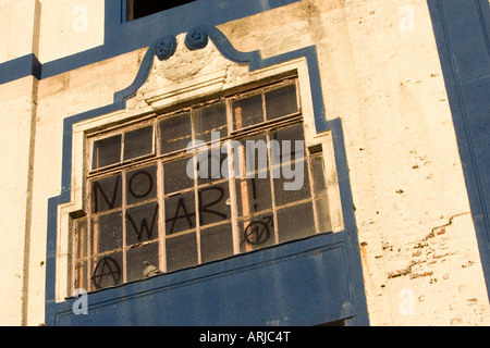 La guerra dei graffiti di protesta e simboli raffigurato su un edificio abbandonato in Portland Road, Hove, East Sussex, Regno Unito. Foto Stock