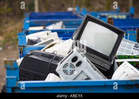 TV e monitor da riciclare in un centro di riciclaggio, REGNO UNITO Foto Stock