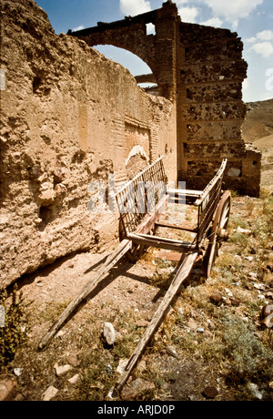 Vecchio carrello fuori rovina del castello vicino a Toledo Spagna Foto Stock