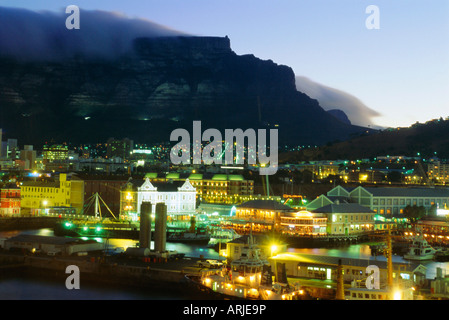 Victoria and Alfred Waterfront con Table Mountain dietro, Cape Town, Sud Africa Foto Stock