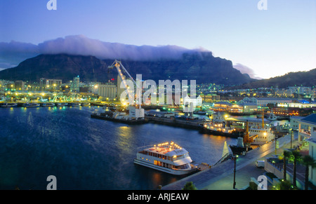 Victoria and Alfred Waterfront con Table Mountain dietro, Cape Town, Sud Africa Foto Stock