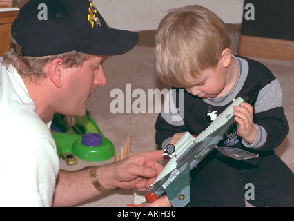 Padre e figlio giocare con aeroplano a festa di compleanno età 35 e 3. Centro di Brooklyn Minnesota MN USA Foto Stock