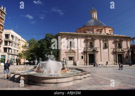 Fontana in Plaza de la Vergine a Valencia, Spagna Foto Stock