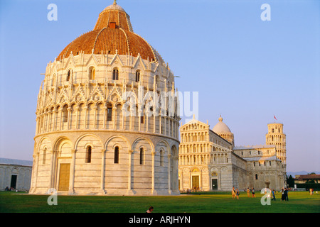 Il Campo dei Miracoli, il Battistero (battistero), il Duomo e la Torre Pendente di Pisa, Toscana, Italia Foto Stock