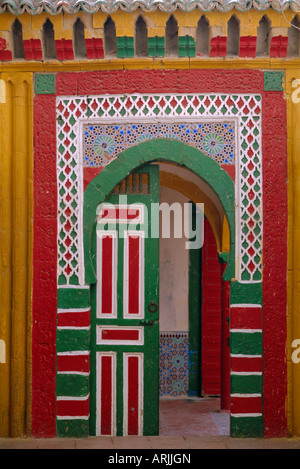 Dipinto luminosamente porta nella Medina di Essaouira, Marocco Foto Stock