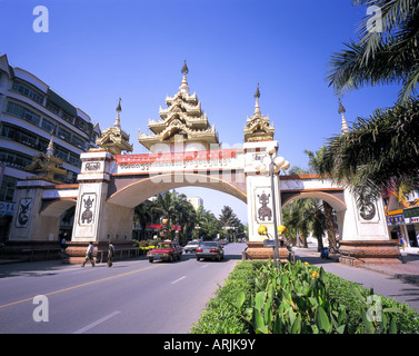 Gateway ornamentali su strada a Jinghong, Cina. Foto Stock