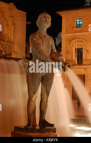 Statua con Fontana a Valencia, Spagna Foto Stock