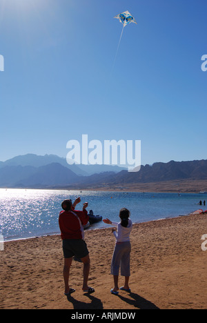 Padre e figlia aquilone volante, Hilton Dahab Resort Hotel beach, Dahab, la penisola del Sinai, Repubblica di Egitto Foto Stock