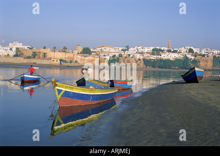 Barche in vendita con lo skyline della città di Rabat in background, Marocco, Africa Settentrionale, Africa Foto Stock