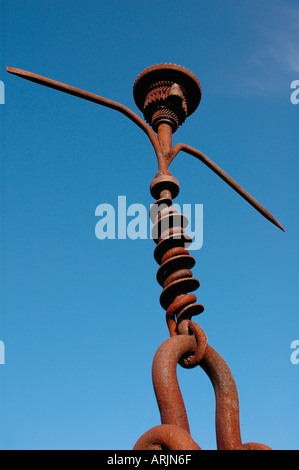 La scultura di un uomo fatto da metallo di scarto Foto Stock