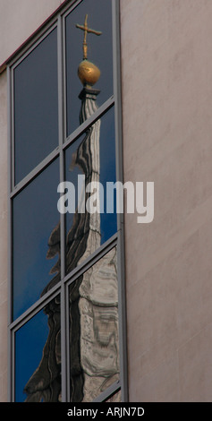 La guglia di St Mary Abchurch riflessa in blocco ufficio windows Foto Stock