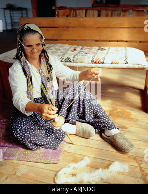 Il vecchio donna turca che la cucitura di una stuoia, Kekova (KAS), Turchia, Eurasia Foto Stock