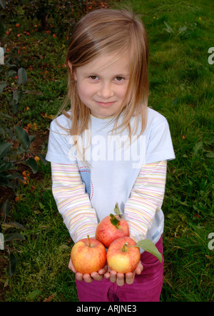 Ragazza giovane con le mele Foto Stock