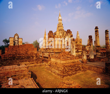 Wat Mahathat, rovine di Sukhothai periodo, Sukhothai Historical Park, Thailandia Foto Stock