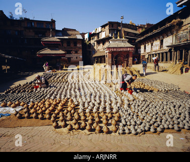 Fare ceramica presso Potter's Square, Bhaktapur, Nepal, Asia Foto Stock