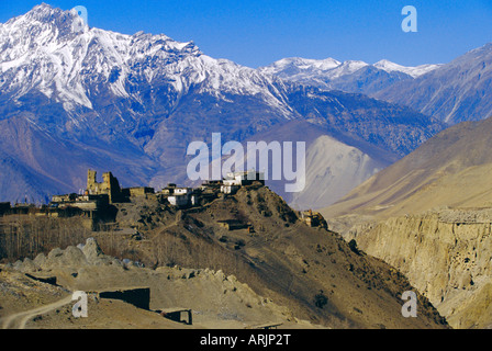 Borgo fortificato di Jharkot e Nilgiri montagne sullo sfondo, nei pressi di MUKtinath, Nepal Foto Stock