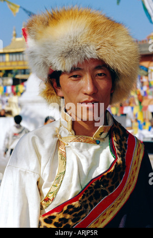 Giovane uomo tibetano indossando tipici hat e il vestito durante il Losar (tibetano Nuovo Anno) a Bodhnath, Kathmandu, Nepal Foto Stock