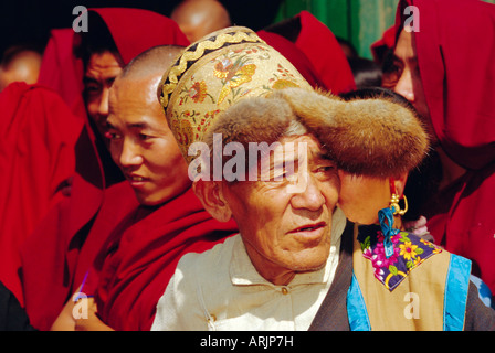 Il vecchio uomo tibetano indossando tipici hat durante il Losar (tibetano Nuovo Anno), Bodhnath, Kathmandu, Nepal Foto Stock