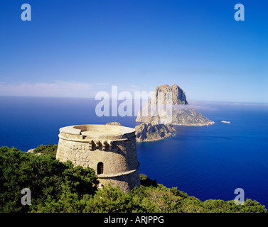 Vista della torre di difesa e l'isola rocciosa di Es Vedra, vicino a Sant Antoni, Ibiza, Isole Baleari, Spagna, Mediterraneo, Europa Foto Stock