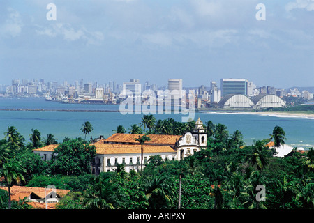 Mosteiro de São Bento, il monastero e la vista di Recife in background, Olinda, Per. Il Brasile, Sud America Foto Stock