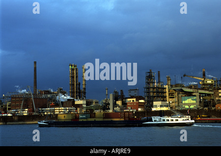 Bayer Chemical Plant accanto al fiume Reno, Leverkusen, Renania del Nord - Westfalia, Germania. Foto Stock