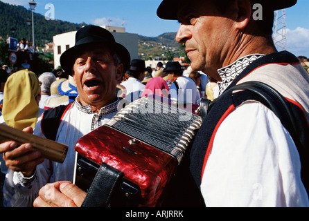 Persone che cantano durante una Fiesta, Santa Cruz de la Palma la Palma Isole Canarie Spagna Foto Stock