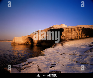 Sarakiniko formazioni di roccia vulcanica al tramonto, isola di Milos, Cicladi, isole greche, Grecia, Europa Foto Stock