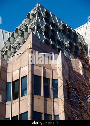 Dettaglio del complesso di uffici Minster Court City of London Inghilterra GMW Architects. Questa fotografia è stata scattata nel 2008 e alcune aziende si sono trasferite. Foto Stock